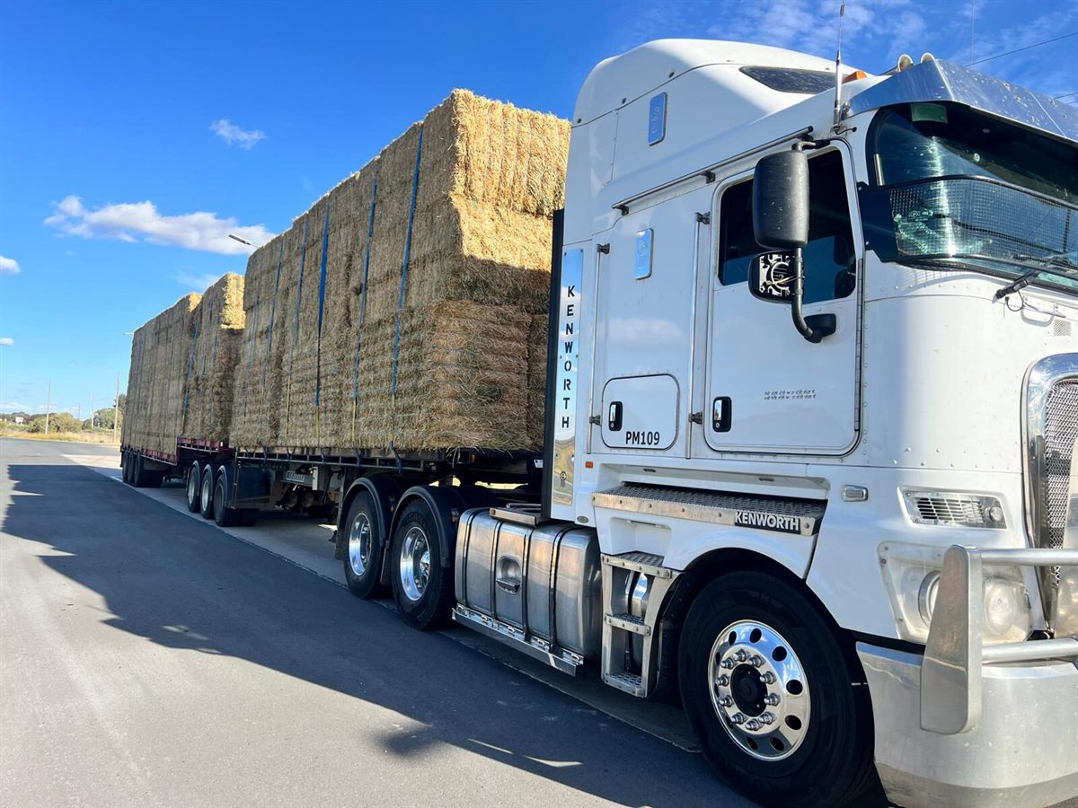 Farm Direct Stock Feeds website — delivery truck loaded with hay